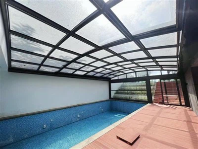 Csúszó üveg tető behúzható tetőaleste